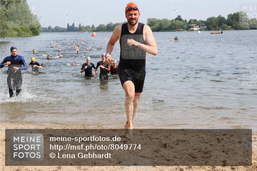 15.06.2025 - 27. Vierlanden-Triathlon Lena Gebhardt http://msf.ph/oto/8049774 15.06.2025 09:55:12 Schwimmen 299, 306, 311, 326, 348 meine-sportfotos.de