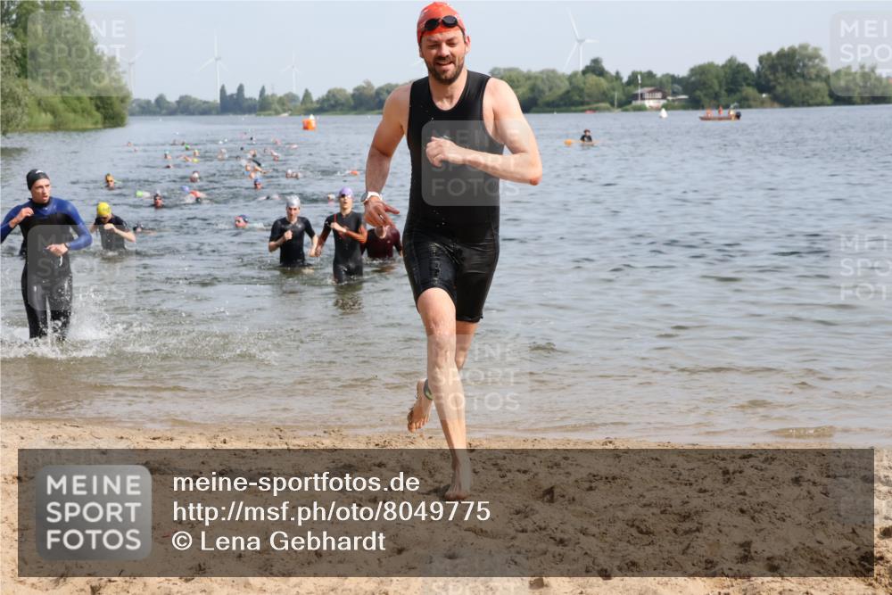 15.06.2025 - 27. Vierlanden-Triathlon Lena Gebhardt http://msf.ph/oto/8049775 15.06.2025 09:55:12 Schwimmen 299, 306, 311, 326, 348 meine-sportfotos.de
