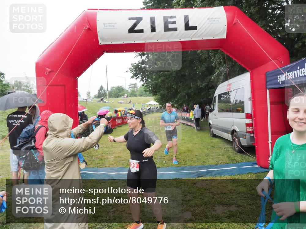 21.06.2025 - 27. Vierlanden-Triathlon MichiJ http://msf.ph/oto/8049776 15.06.2026 14:27:48 Ziel 199, 1314 meine-sportfotos.de