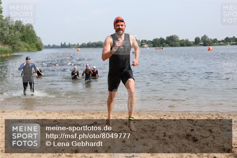 15.06.2025 - 27. Vierlanden-Triathlon Lena Gebhardt http://msf.ph/oto/8049777 15.06.2025 09:55:13 Schwimmen 299, 306, 311, 326, 348, 353 meine-sportfotos.de