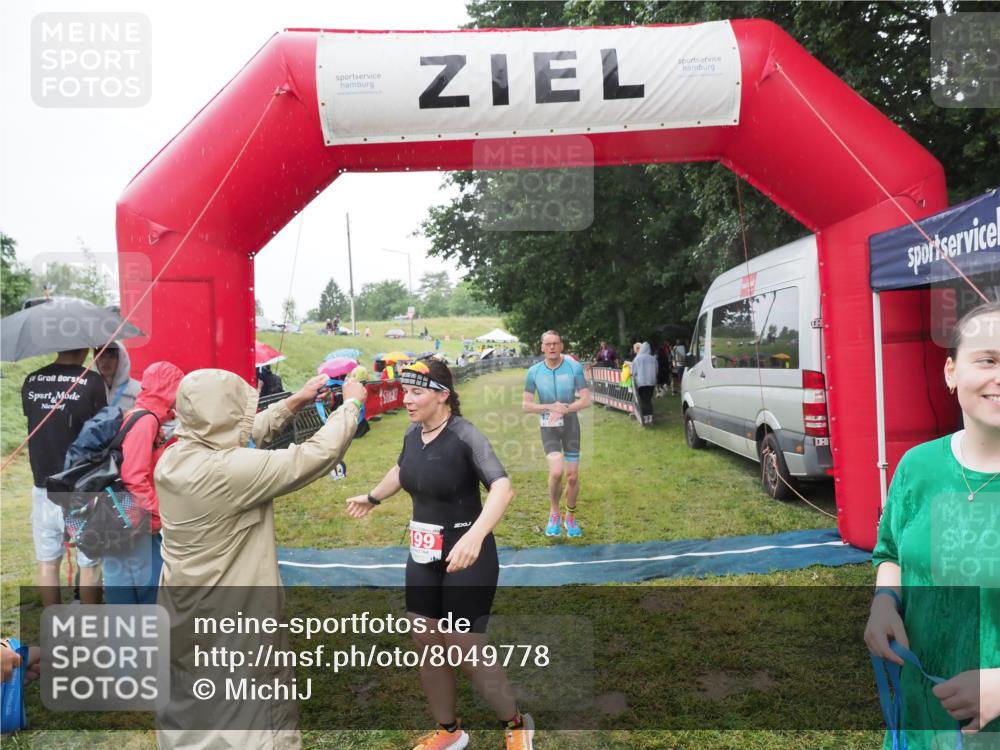 21.06.2025 - 27. Vierlanden-Triathlon MichiJ http://msf.ph/oto/8049778 15.06.2026 14:27:48 Ziel 199, 1314 meine-sportfotos.de
