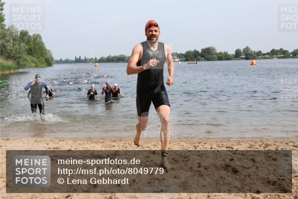 15.06.2025 - 27. Vierlanden-Triathlon Lena Gebhardt http://msf.ph/oto/8049779 15.06.2025 09:55:13 Schwimmen 299, 306, 311, 326, 348, 353 meine-sportfotos.de