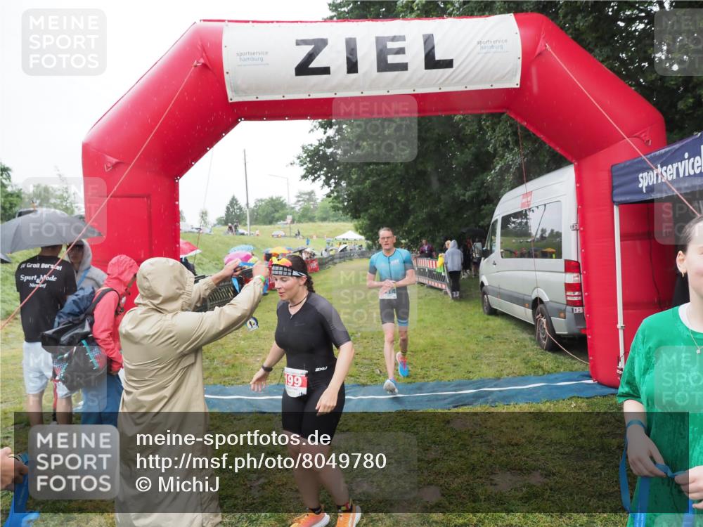 21.06.2025 - 27. Vierlanden-Triathlon MichiJ http://msf.ph/oto/8049780 15.06.2026 14:27:48 Ziel 199, 1314 meine-sportfotos.de