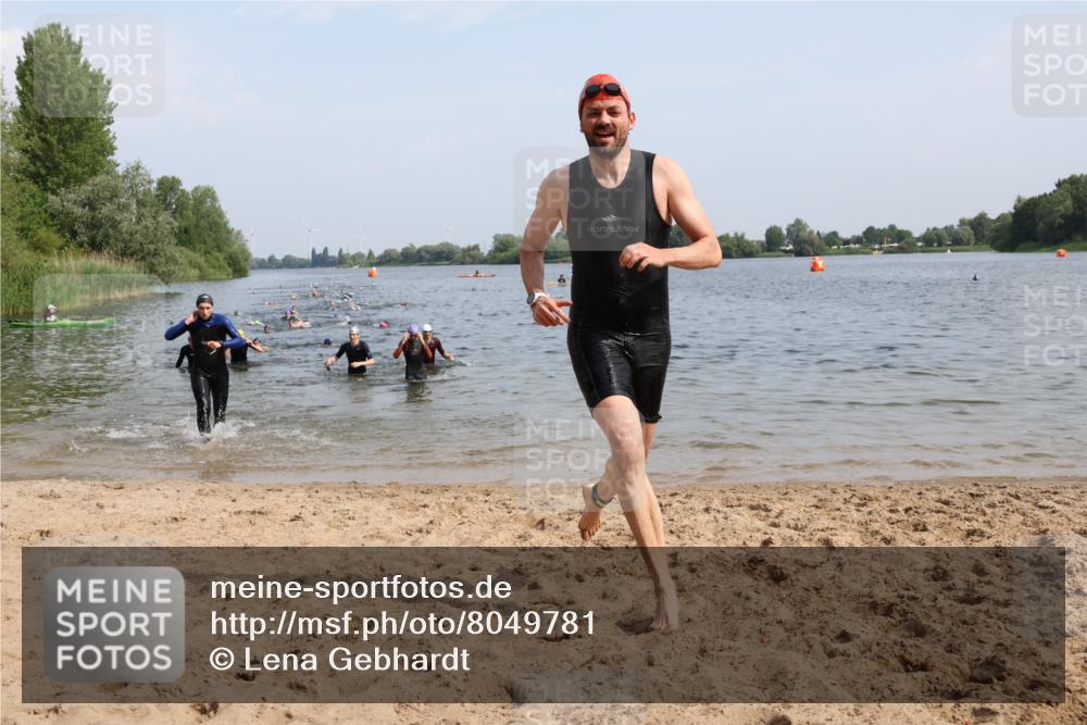 15.06.2025 - 27. Vierlanden-Triathlon Lena Gebhardt http://msf.ph/oto/8049781 15.06.2025 09:55:13 Schwimmen 299, 306, 311, 326, 348, 353 meine-sportfotos.de