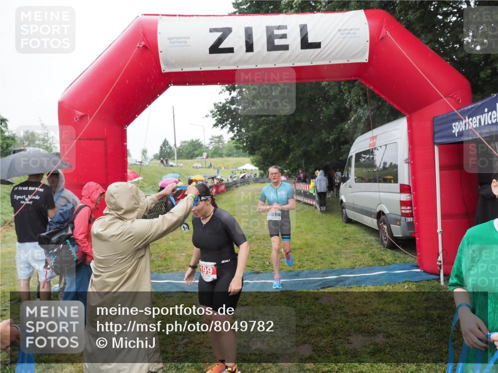 21.06.2025 - 27. Vierlanden-Triathlon MichiJ http://msf.ph/oto/8049782 15.06.2026 14:27:48 Ziel 199, 1314 meine-sportfotos.de