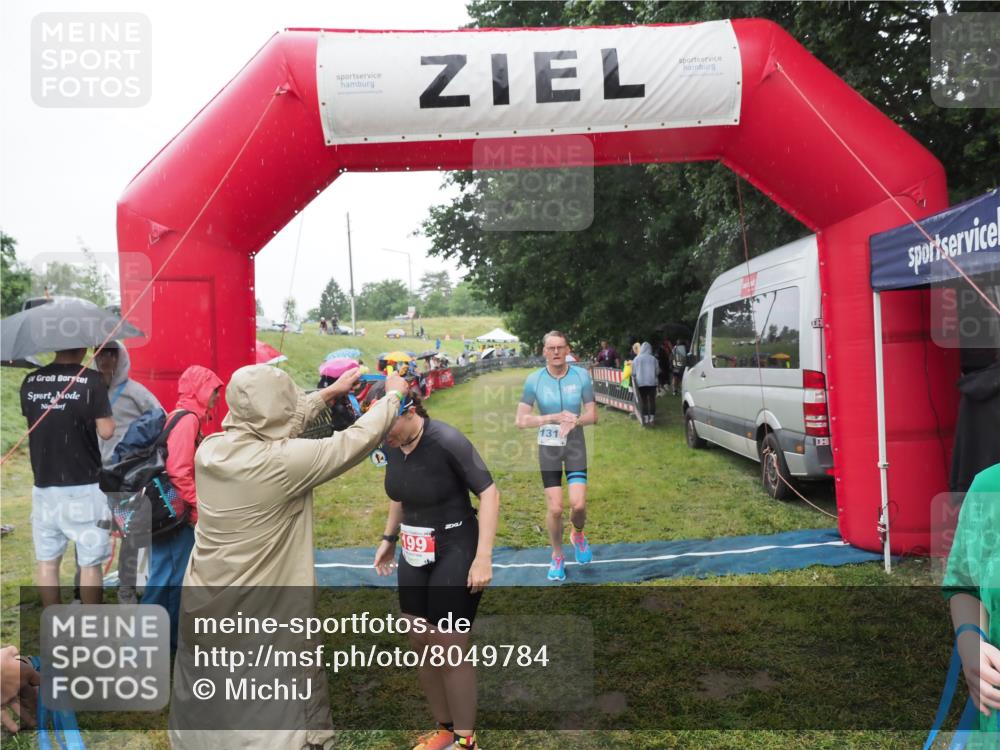 21.06.2025 - 27. Vierlanden-Triathlon MichiJ http://msf.ph/oto/8049784 15.06.2026 14:27:48 Ziel 199, 1314 meine-sportfotos.de
