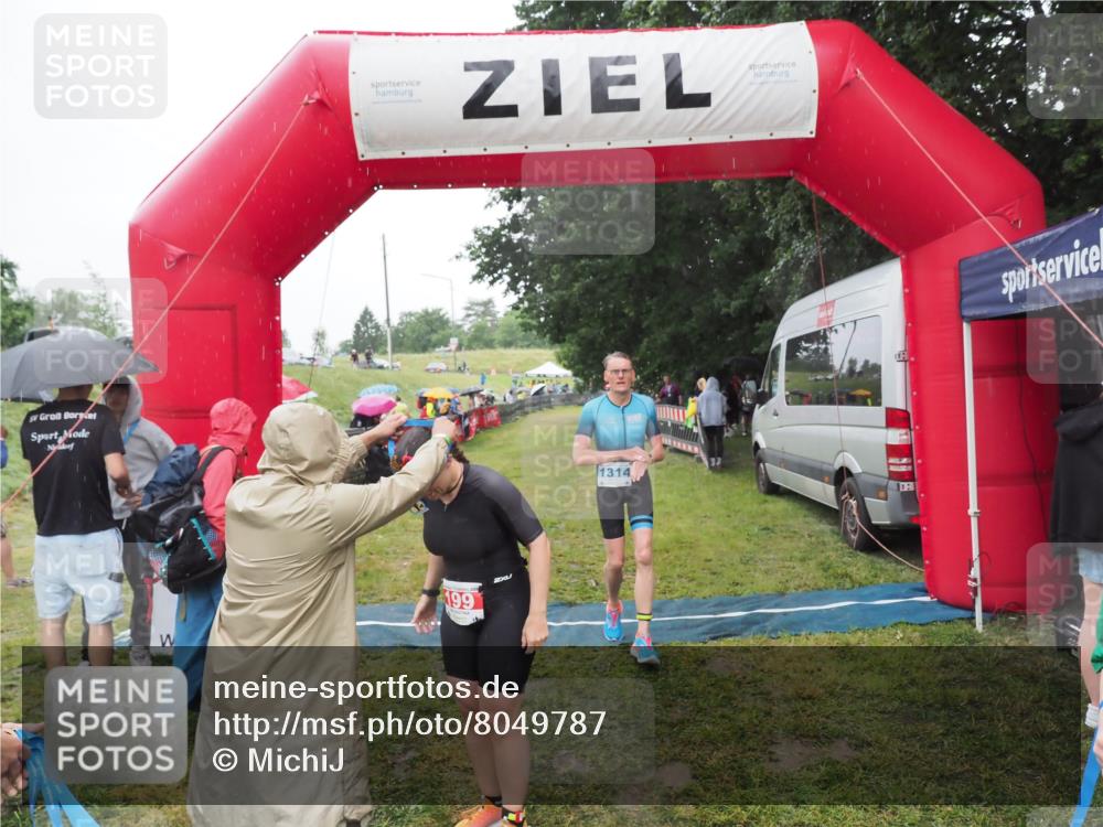 21.06.2025 - 27. Vierlanden-Triathlon MichiJ http://msf.ph/oto/8049787 15.06.2026 14:27:48 Ziel 199, 1314 meine-sportfotos.de