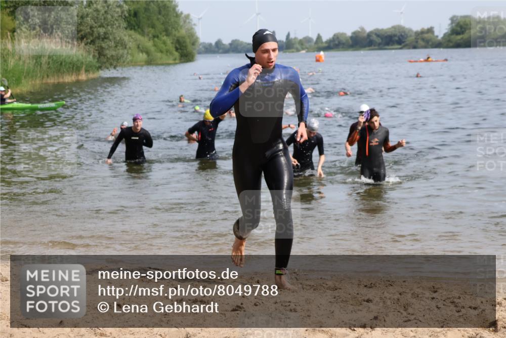15.06.2025 - 27. Vierlanden-Triathlon Lena Gebhardt http://msf.ph/oto/8049788 15.06.2025 09:55:15 Schwimmen 299, 306, 311, 316, 326, 327, 348, 353 meine-sportfotos.de