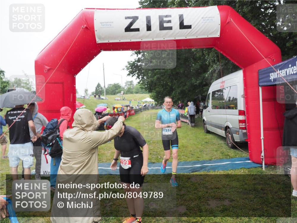 21.06.2025 - 27. Vierlanden-Triathlon MichiJ http://msf.ph/oto/8049789 15.06.2026 14:27:48 Ziel 199, 1314 meine-sportfotos.de