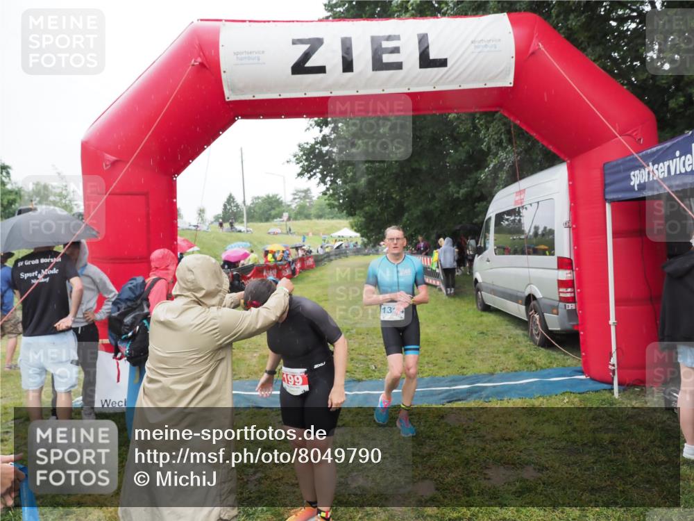 21.06.2025 - 27. Vierlanden-Triathlon MichiJ http://msf.ph/oto/8049790 15.06.2026 14:27:48 Ziel 199, 1314 meine-sportfotos.de
