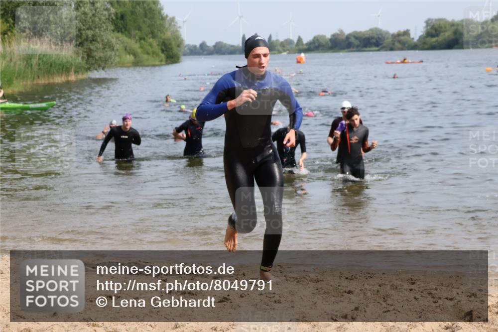 15.06.2025 - 27. Vierlanden-Triathlon Lena Gebhardt http://msf.ph/oto/8049791 15.06.2025 09:55:15 Schwimmen 299, 306, 311, 316, 326, 327, 348, 353 meine-sportfotos.de