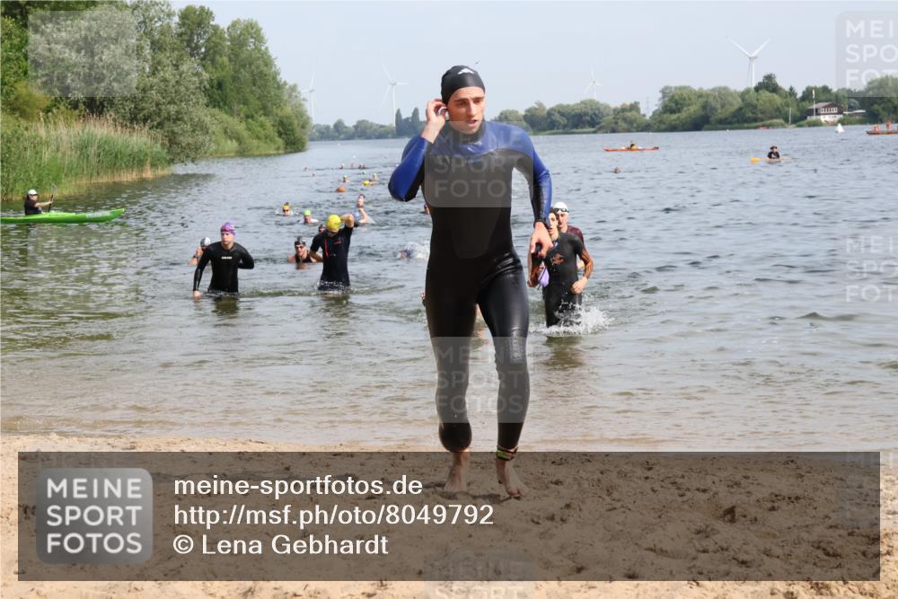 15.06.2025 - 27. Vierlanden-Triathlon Lena Gebhardt http://msf.ph/oto/8049792 15.06.2025 09:55:15 Schwimmen 299, 306, 311, 316, 326, 327, 348, 353 meine-sportfotos.de