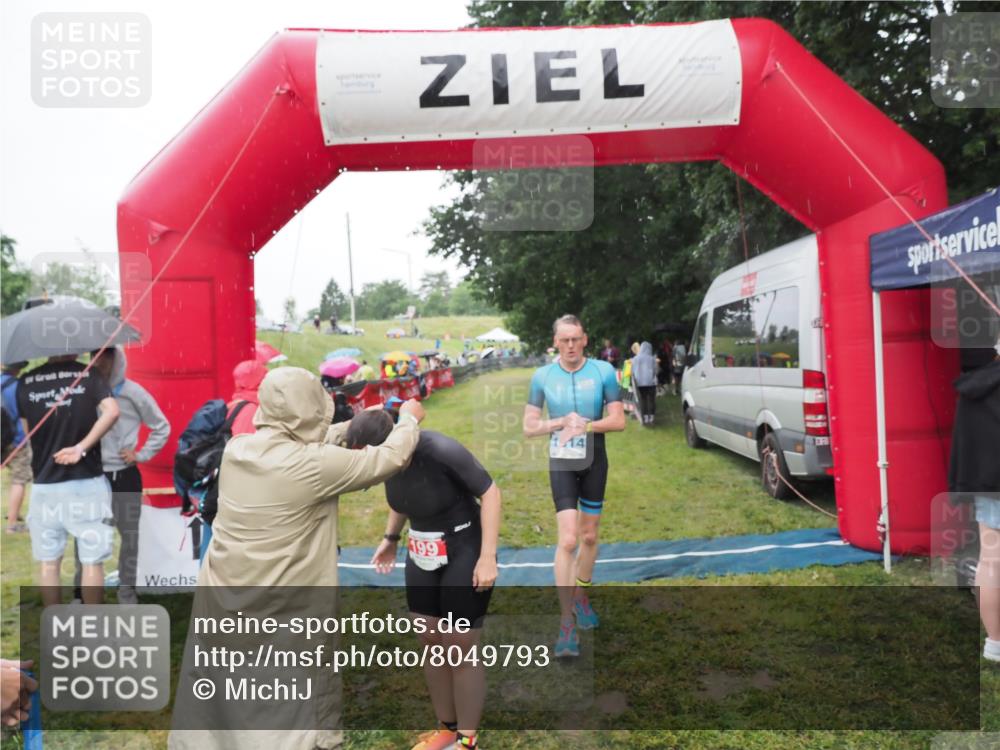 21.06.2025 - 27. Vierlanden-Triathlon MichiJ http://msf.ph/oto/8049793 15.06.2026 14:27:49 Ziel 199, 1314 meine-sportfotos.de