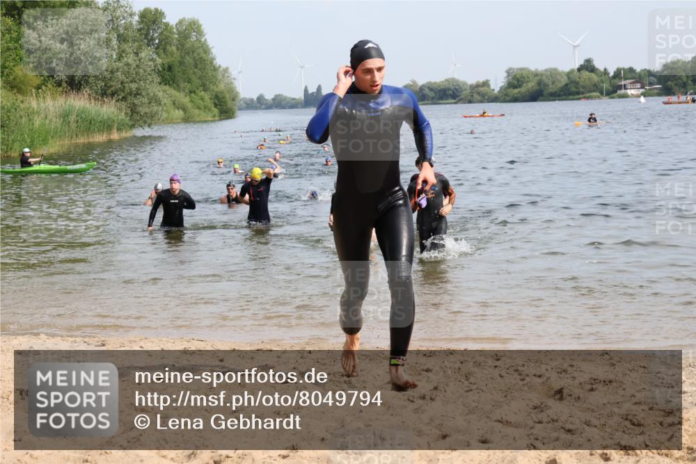 15.06.2025 - 27. Vierlanden-Triathlon Lena Gebhardt http://msf.ph/oto/8049794 15.06.2025 09:55:16 Schwimmen 299, 306, 311, 316, 326, 327, 348, 353 meine-sportfotos.de