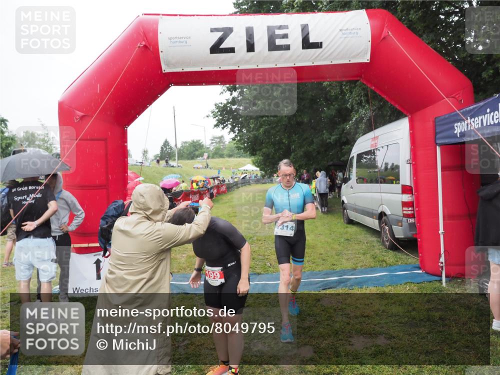 21.06.2025 - 27. Vierlanden-Triathlon MichiJ http://msf.ph/oto/8049795 15.06.2026 14:27:49 Ziel 199, 1314 meine-sportfotos.de
