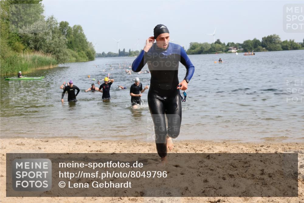 15.06.2025 - 27. Vierlanden-Triathlon Lena Gebhardt http://msf.ph/oto/8049796 15.06.2025 09:55:16 Schwimmen 299, 306, 311, 316, 326, 327, 348, 353 meine-sportfotos.de