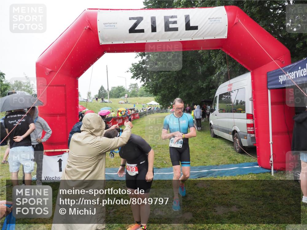 21.06.2025 - 27. Vierlanden-Triathlon MichiJ http://msf.ph/oto/8049797 15.06.2026 14:27:49 Ziel 199, 1314 meine-sportfotos.de