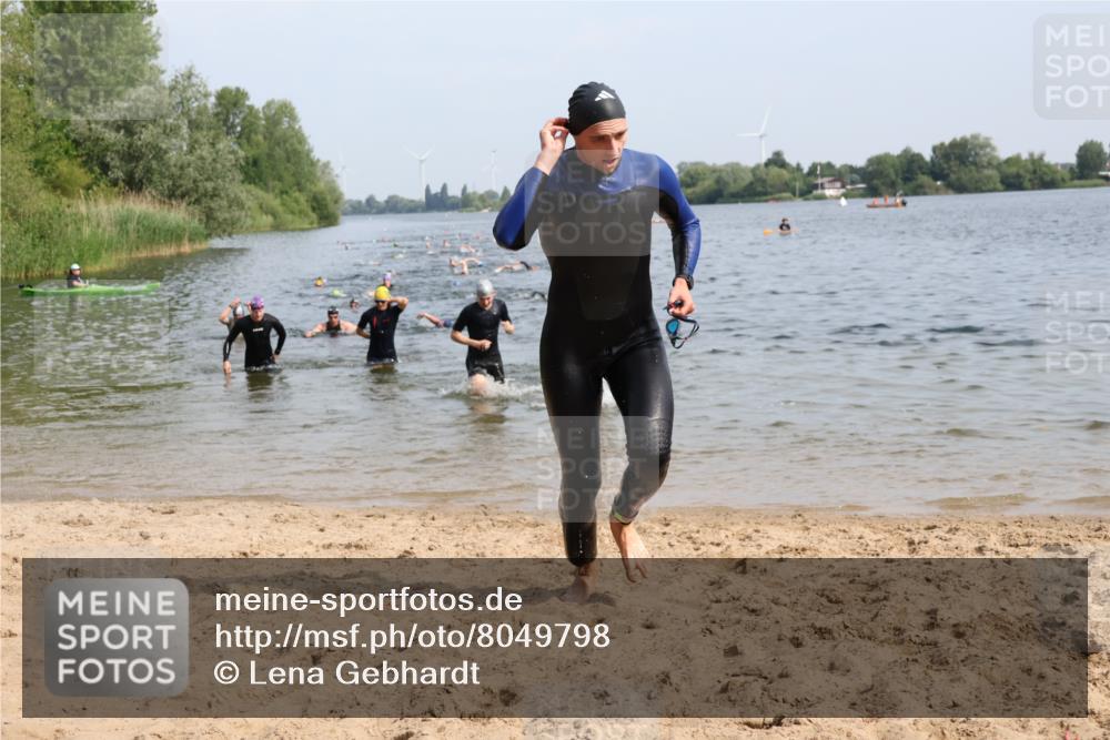 15.06.2025 - 27. Vierlanden-Triathlon Lena Gebhardt http://msf.ph/oto/8049798 15.06.2025 09:55:16 Schwimmen 299, 306, 311, 316, 326, 327, 348, 353 meine-sportfotos.de