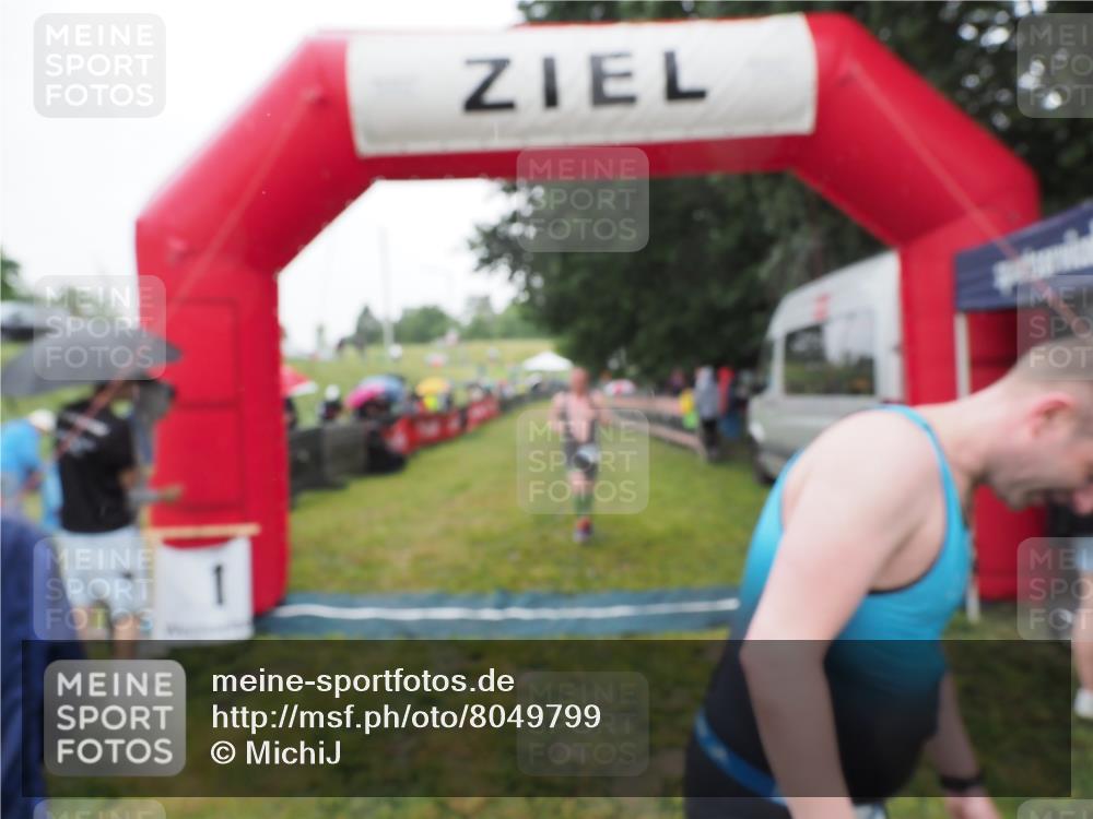 21.06.2025 - 27. Vierlanden-Triathlon MichiJ http://msf.ph/oto/8049799 15.06.2026 14:28:02 Ziel 1233 meine-sportfotos.de