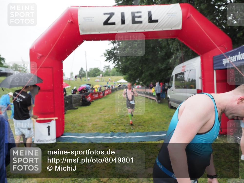 21.06.2025 - 27. Vierlanden-Triathlon MichiJ http://msf.ph/oto/8049801 15.06.2026 14:28:02 Ziel 1233 meine-sportfotos.de