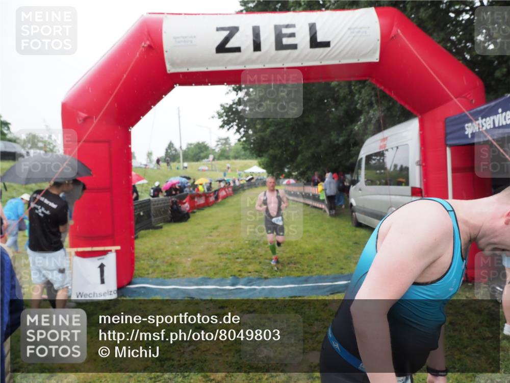 21.06.2025 - 27. Vierlanden-Triathlon MichiJ http://msf.ph/oto/8049803 15.06.2026 14:28:02 Ziel 1233 meine-sportfotos.de