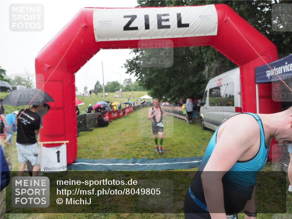 21.06.2025 - 27. Vierlanden-Triathlon MichiJ http://msf.ph/oto/8049805 15.06.2026 14:28:03 Ziel 1233 meine-sportfotos.de