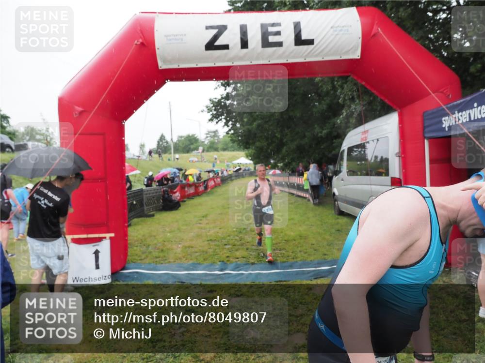 21.06.2025 - 27. Vierlanden-Triathlon MichiJ http://msf.ph/oto/8049807 15.06.2026 14:28:03 Ziel 1233 meine-sportfotos.de