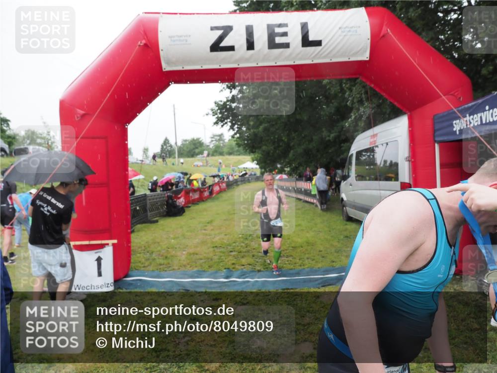 21.06.2025 - 27. Vierlanden-Triathlon MichiJ http://msf.ph/oto/8049809 15.06.2026 14:28:03 Ziel 1233 meine-sportfotos.de