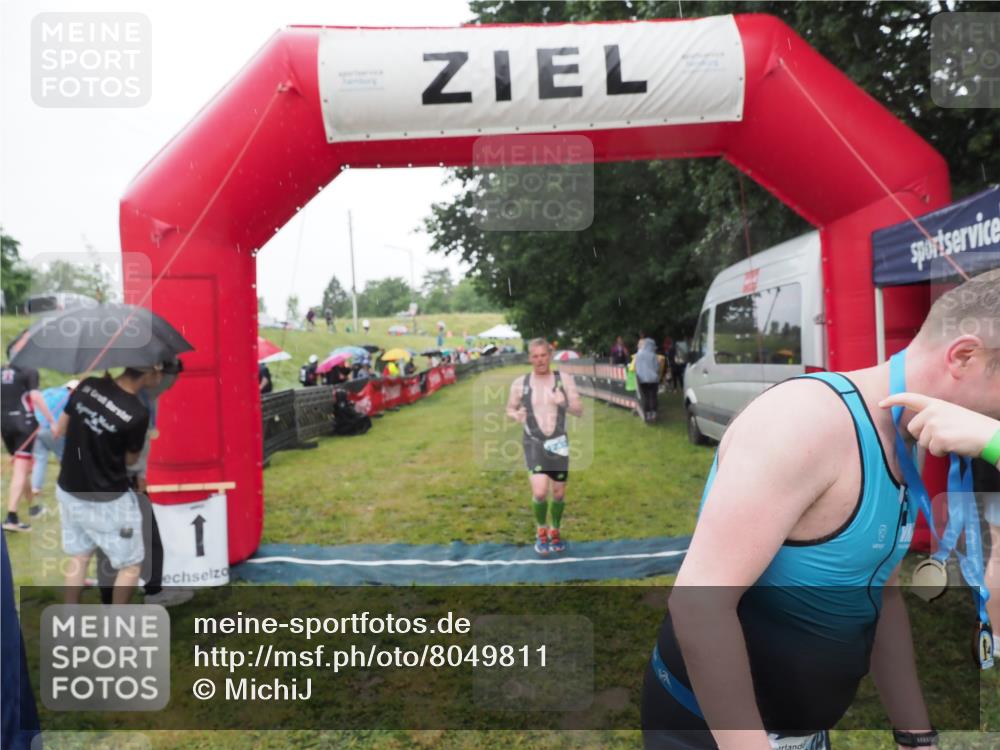 21.06.2025 - 27. Vierlanden-Triathlon MichiJ http://msf.ph/oto/8049811 15.06.2026 14:28:03 Ziel 1233 meine-sportfotos.de