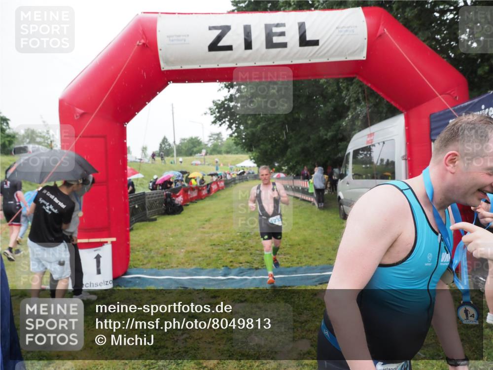 21.06.2025 - 27. Vierlanden-Triathlon MichiJ http://msf.ph/oto/8049813 15.06.2026 14:28:03 Ziel 1233 meine-sportfotos.de