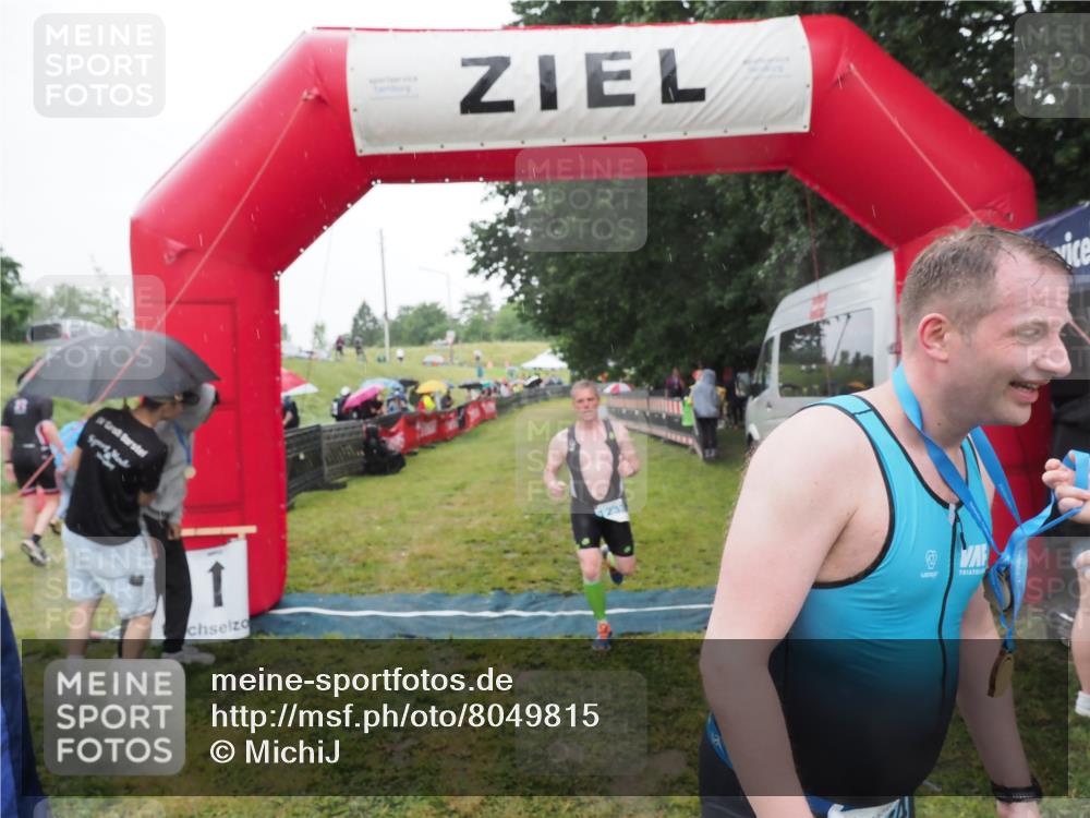 21.06.2025 - 27. Vierlanden-Triathlon MichiJ http://msf.ph/oto/8049815 15.06.2026 14:28:03 Ziel 1233 meine-sportfotos.de