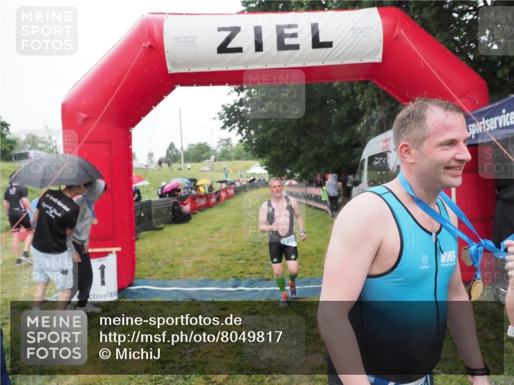 21.06.2025 - 27. Vierlanden-Triathlon MichiJ http://msf.ph/oto/8049817 15.06.2026 14:28:03 Ziel 1233 meine-sportfotos.de