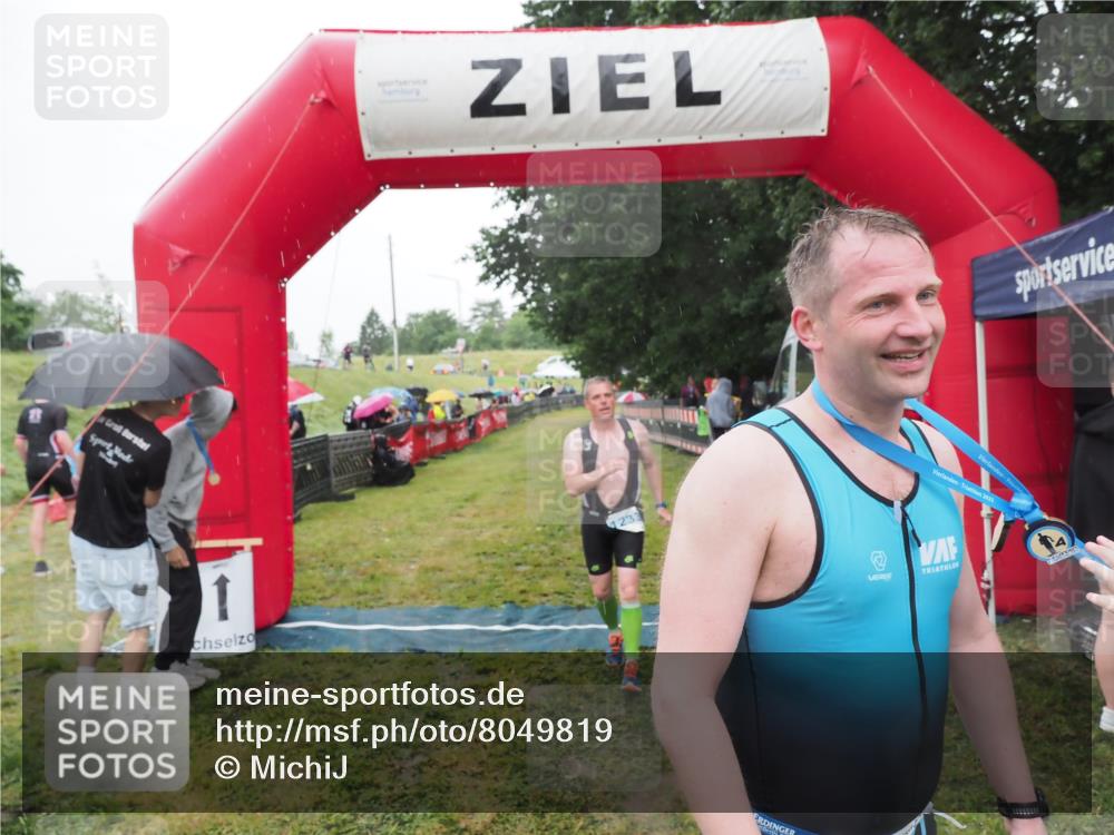 21.06.2025 - 27. Vierlanden-Triathlon MichiJ http://msf.ph/oto/8049819 15.06.2026 14:28:03 Ziel 1233 meine-sportfotos.de