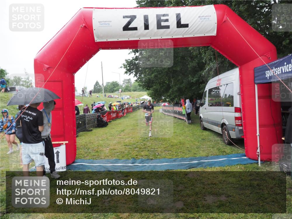 21.06.2025 - 27. Vierlanden-Triathlon MichiJ http://msf.ph/oto/8049821 15.06.2026 14:28:14 Ziel 1260 meine-sportfotos.de