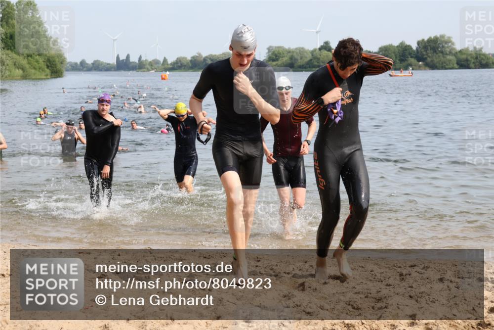 15.06.2025 - 27. Vierlanden-Triathlon Lena Gebhardt http://msf.ph/oto/8049823 15.06.2025 09:55:21 Schwimmen 299, 306, 316, 327, 329, 335, 348, 353 meine-sportfotos.de