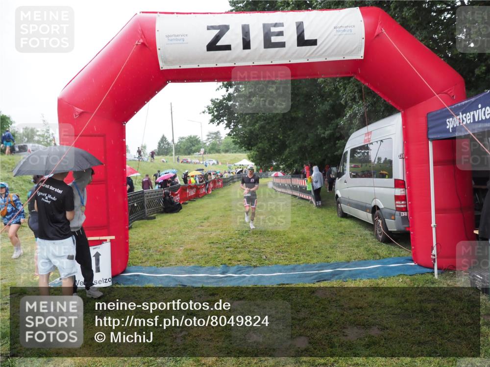 21.06.2025 - 27. Vierlanden-Triathlon MichiJ http://msf.ph/oto/8049824 15.06.2026 14:28:14 Ziel 1260 meine-sportfotos.de