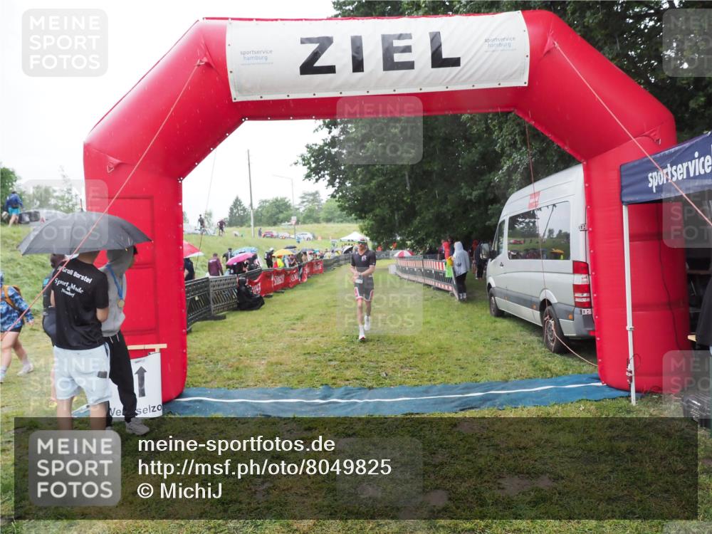 21.06.2025 - 27. Vierlanden-Triathlon MichiJ http://msf.ph/oto/8049825 15.06.2026 14:28:14 Ziel 1260 meine-sportfotos.de