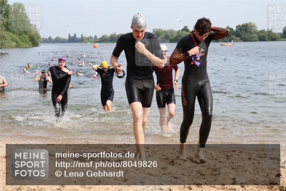 15.06.2025 - 27. Vierlanden-Triathlon Lena Gebhardt http://msf.ph/oto/8049826 15.06.2025 09:55:21 Schwimmen 299, 306, 316, 327, 329, 335, 348, 353 meine-sportfotos.de