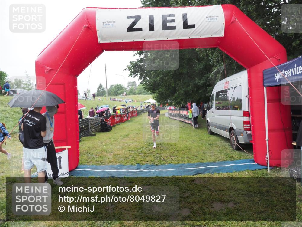 21.06.2025 - 27. Vierlanden-Triathlon MichiJ http://msf.ph/oto/8049827 15.06.2026 14:28:14 Ziel 1260 meine-sportfotos.de