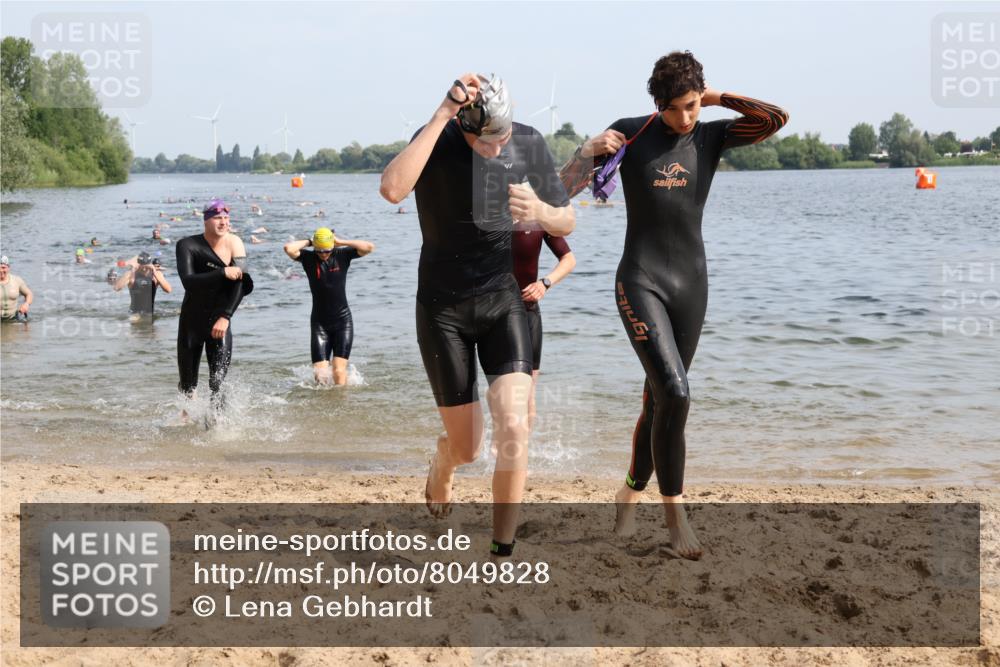 15.06.2025 - 27. Vierlanden-Triathlon Lena Gebhardt http://msf.ph/oto/8049828 15.06.2025 09:55:22 Schwimmen 272, 299, 306, 316, 327, 329, 335, 348, 353, 548 meine-sportfotos.de