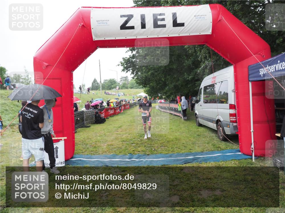 21.06.2025 - 27. Vierlanden-Triathlon MichiJ http://msf.ph/oto/8049829 15.06.2026 14:28:14 Ziel 1260 meine-sportfotos.de