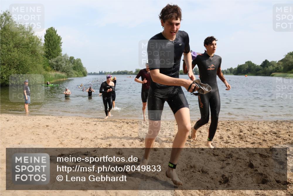 15.06.2025 - 27. Vierlanden-Triathlon Lena Gebhardt http://msf.ph/oto/8049833 15.06.2025 09:55:23 Schwimmen 272, 306, 316, 327, 329, 335, 348, 353, 548 meine-sportfotos.de