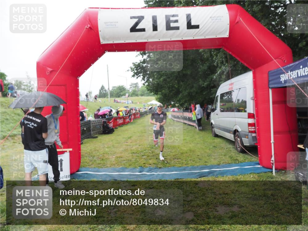 21.06.2025 - 27. Vierlanden-Triathlon MichiJ http://msf.ph/oto/8049834 15.06.2026 14:28:15 Ziel 1260 meine-sportfotos.de
