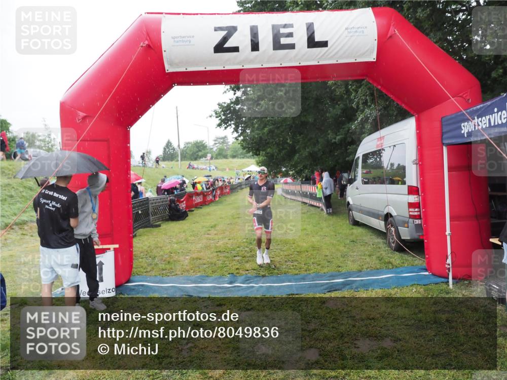 21.06.2025 - 27. Vierlanden-Triathlon MichiJ http://msf.ph/oto/8049836 15.06.2026 14:28:15 Ziel 1260 meine-sportfotos.de