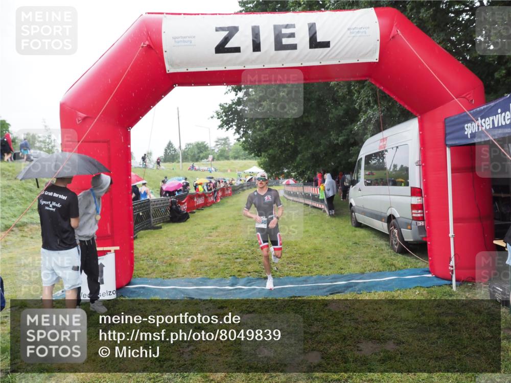 21.06.2025 - 27. Vierlanden-Triathlon MichiJ http://msf.ph/oto/8049839 15.06.2026 14:28:15 Ziel 1260 meine-sportfotos.de