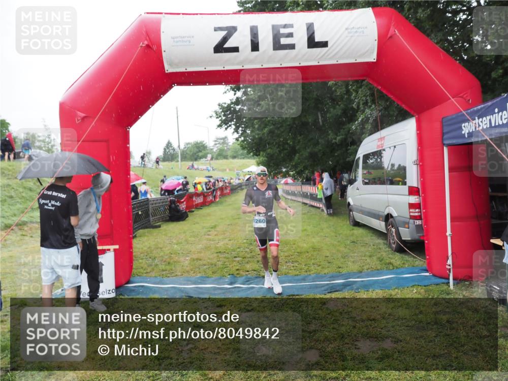 21.06.2025 - 27. Vierlanden-Triathlon MichiJ http://msf.ph/oto/8049842 15.06.2026 14:28:15 Ziel 1260 meine-sportfotos.de