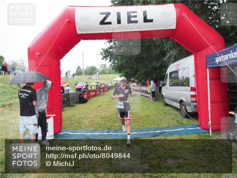 21.06.2025 - 27. Vierlanden-Triathlon MichiJ http://msf.ph/oto/8049844 15.06.2026 14:28:15 Ziel 1260 meine-sportfotos.de