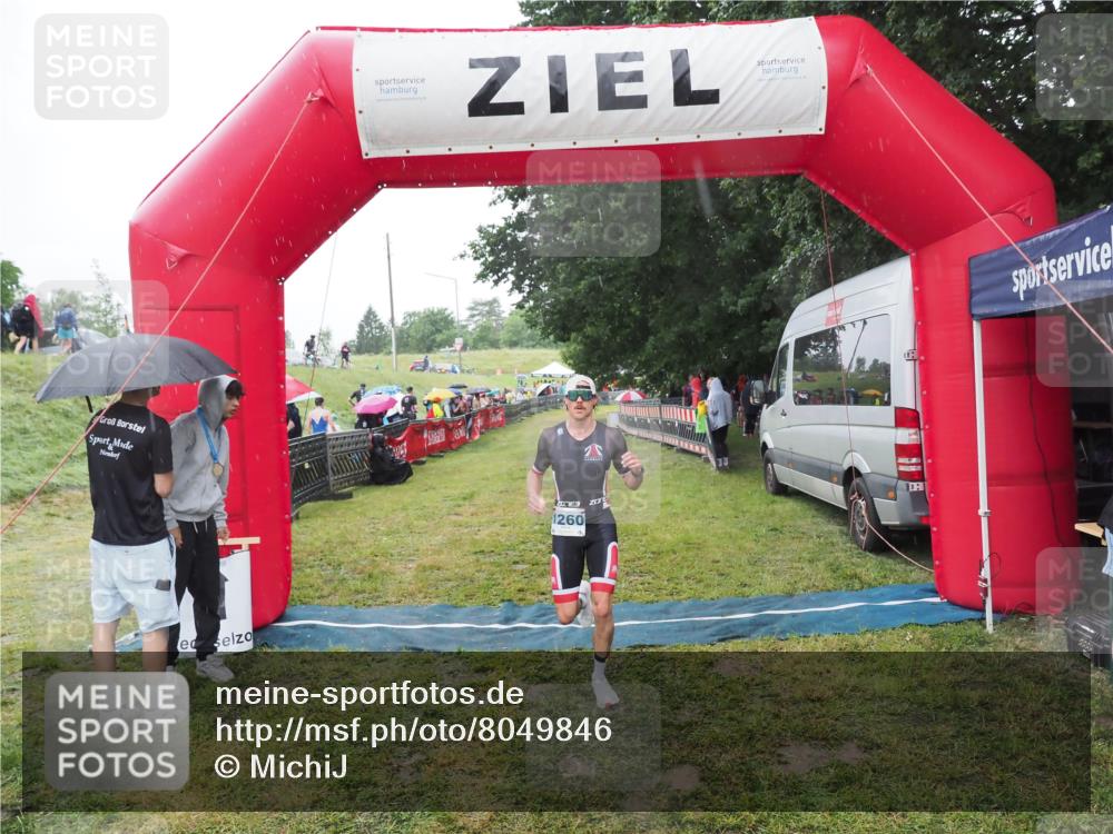 21.06.2025 - 27. Vierlanden-Triathlon MichiJ http://msf.ph/oto/8049846 15.06.2026 14:28:15 Ziel 1260 meine-sportfotos.de