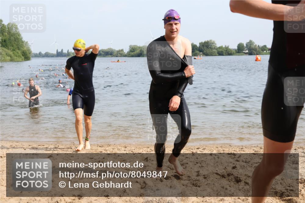 15.06.2025 - 27. Vierlanden-Triathlon Lena Gebhardt http://msf.ph/oto/8049847 15.06.2025 09:55:25 Schwimmen 272, 306, 316, 327, 329, 335, 348, 353, 548 meine-sportfotos.de