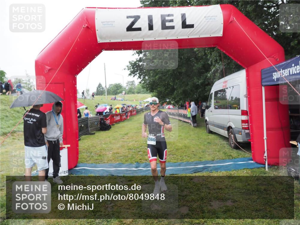 21.06.2025 - 27. Vierlanden-Triathlon MichiJ http://msf.ph/oto/8049848 15.06.2026 14:28:15 Ziel 1260 meine-sportfotos.de